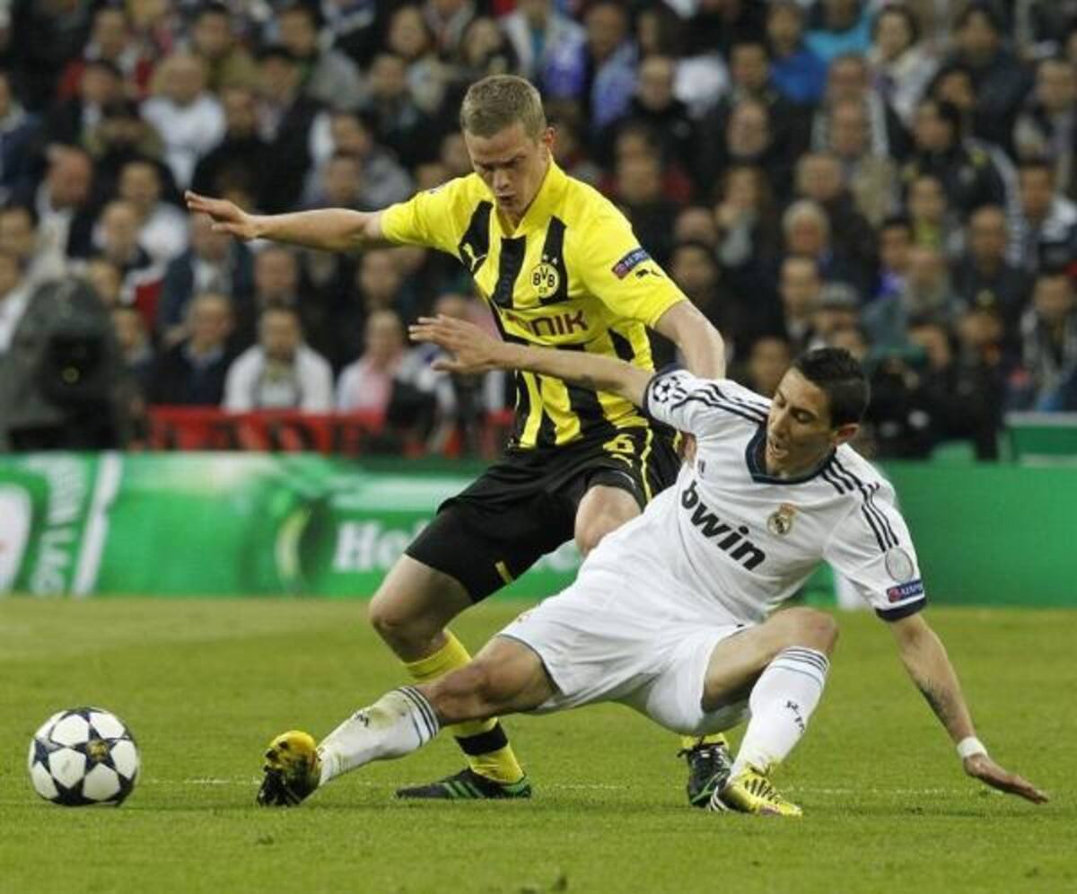 Pizsczek y Di Marí pelean el balón en el césped del Bernabéu.