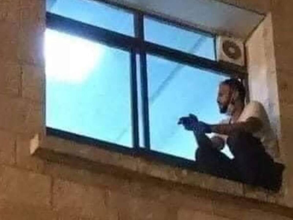 Hombre escaló hospital para acompañar a su madre que falleció por COVID-19