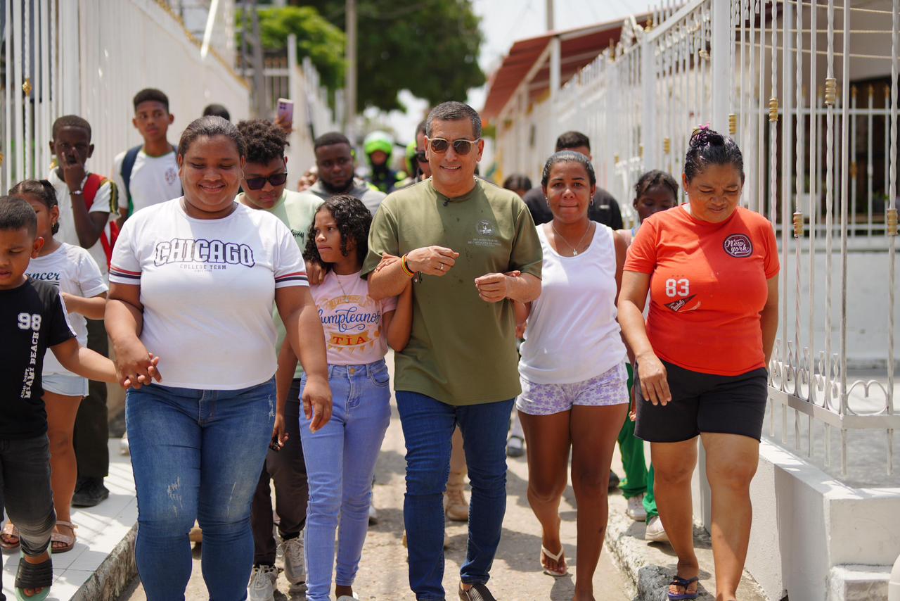 Alcalde Dumek Turbay le cumple a Angelly