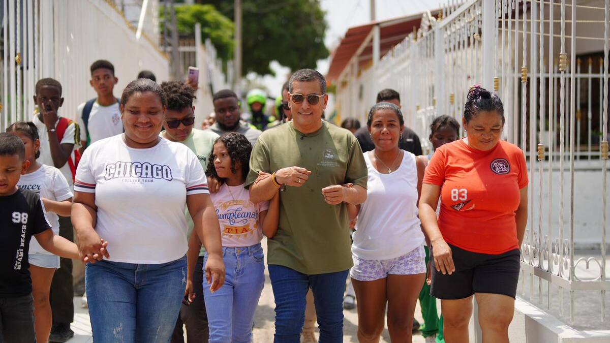Alcalde Dumek Turbay le cumple a Angelly