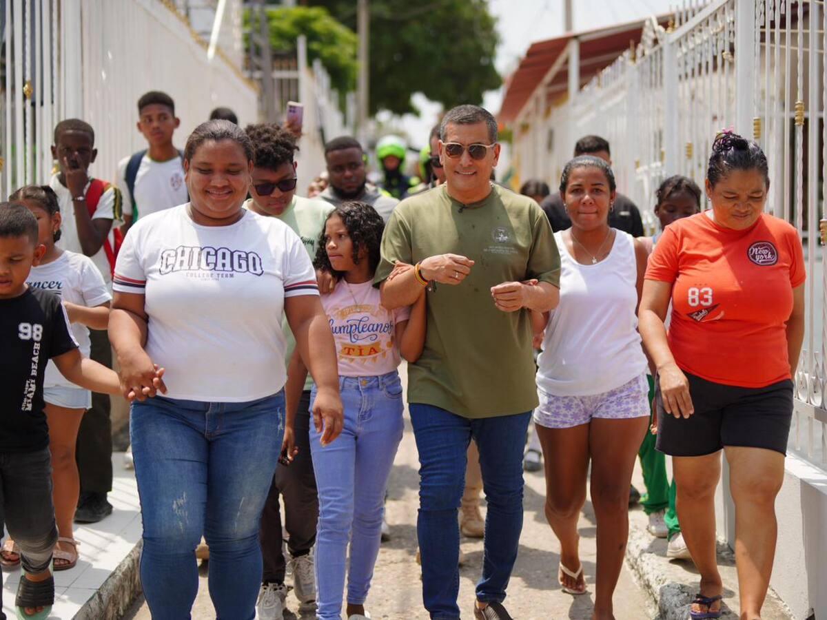Alcalde Dumek Turbay le cumple a Angelly