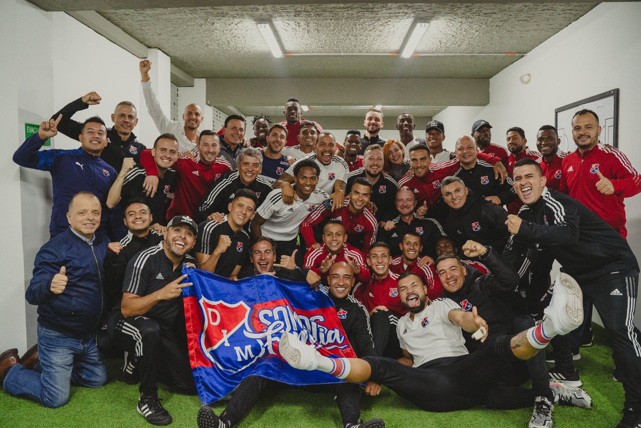 El plantel de jugadores y cuerpo técnico del Medellín celebra la clasificación a la final / @DIM_Oficial.