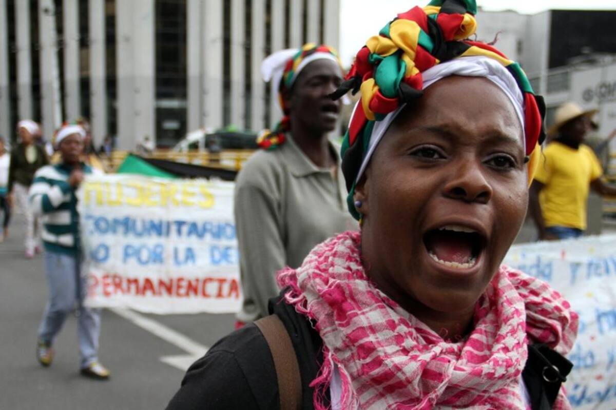 Recorrieron a pie desde el Cauca y llegaron a Bogotá exigiendo que pare la mineria ilegal porque contamina los rios y el habitad de su región.
