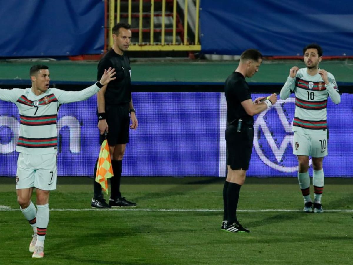 Árbitro que anuló el gol de Cristiano con Portugal pide perdón por su error