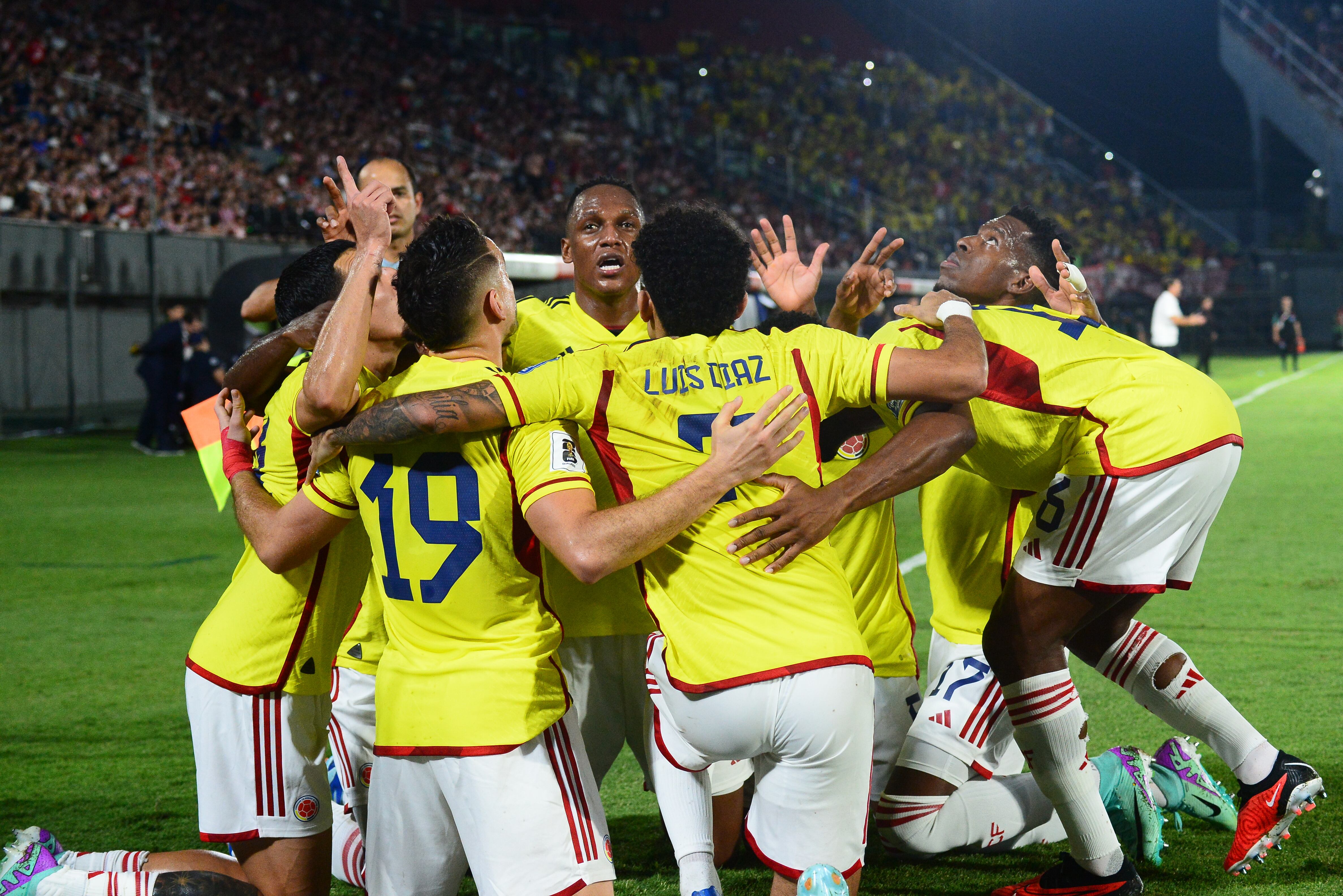 AMDEP3499. ASUNCIÓN (PARAGUAY), 21/11/2023.- Jugadores de Colombia celebran un gol de Rafael Santos Borré hoy, en un partido de las Eliminatorias Sudamericanas para la Copa Mundo de Fútbol 2026 entre Paraguay y Colombia en el estadio Defensores del Chaco en Asunción (Paraguay). EFE/ Daniel Piris