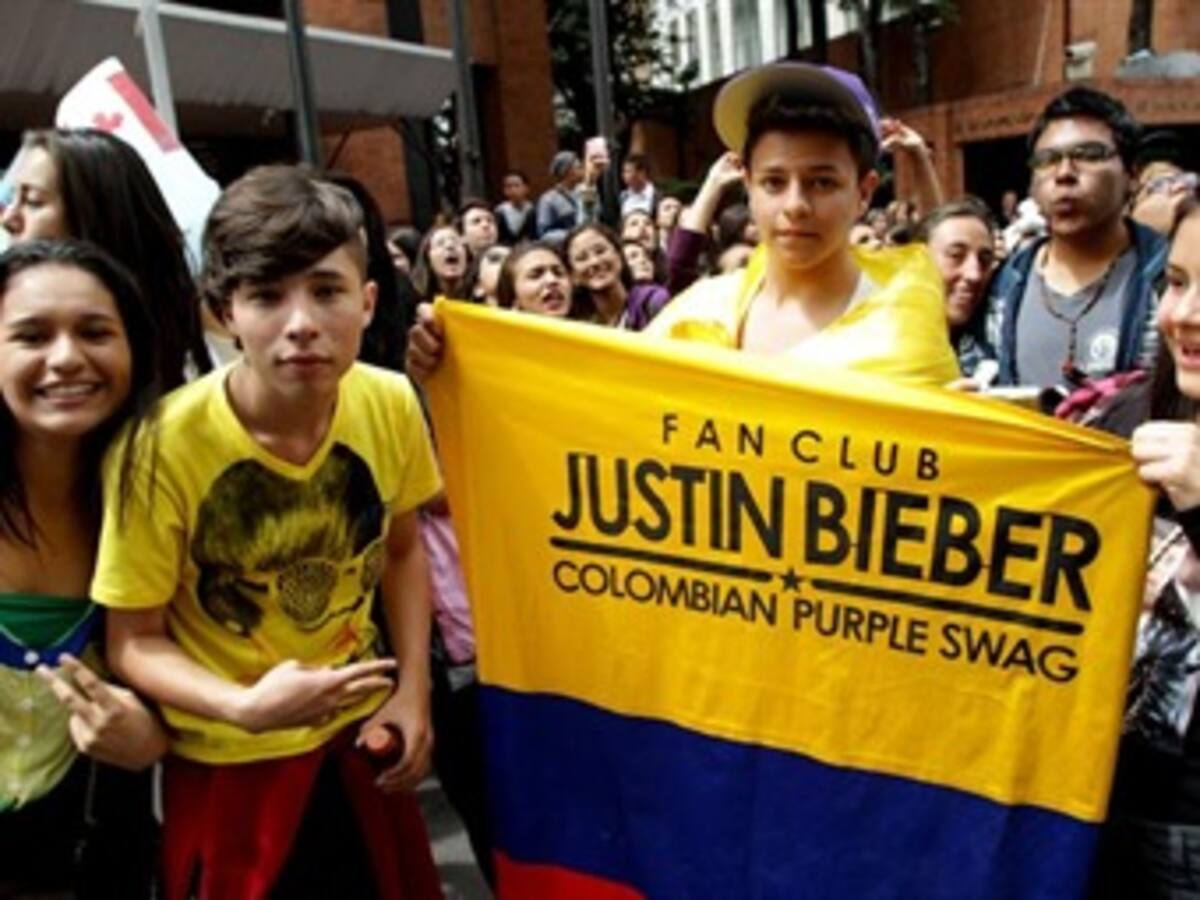 Decenas de adolescentes esperan frente al hotel a Justin Bieber