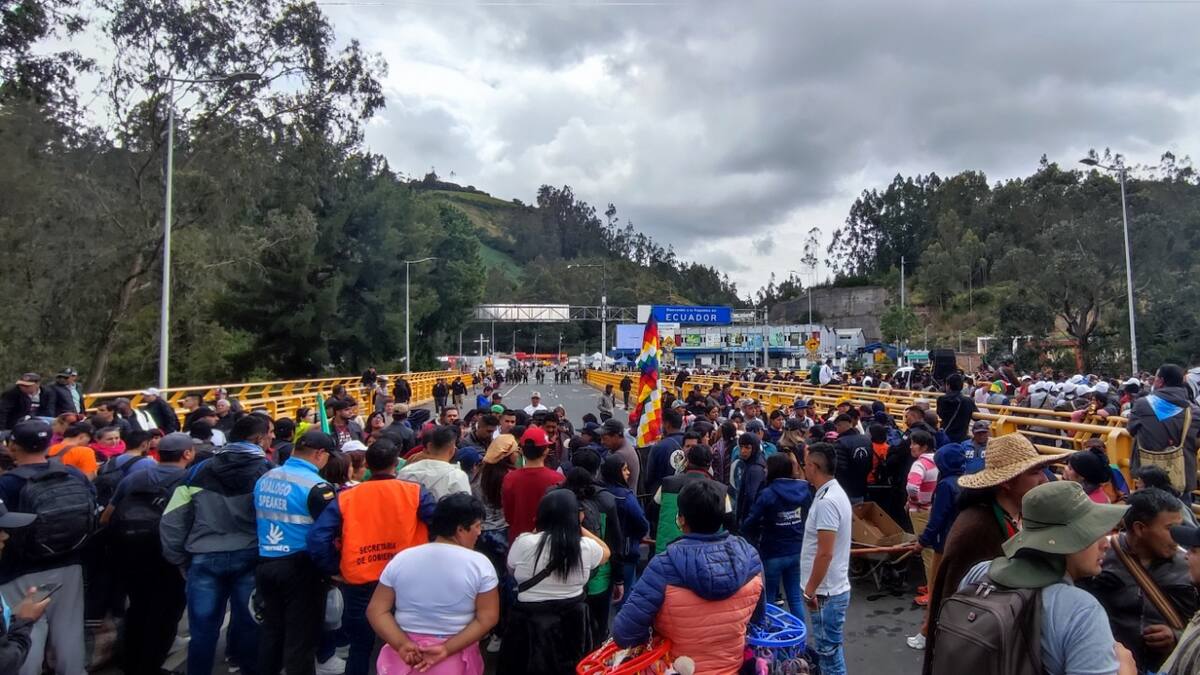 Comunidades indígenas mantienen bloqueo al puente internacional de Rumichaca
