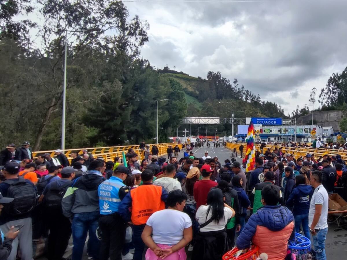 Comunidades indígenas mantienen bloqueo al puente internacional de Rumichaca