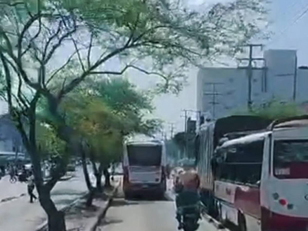 Sancionan a motociclista que invadió carril de Transcaribe con sacos y sobrecupo