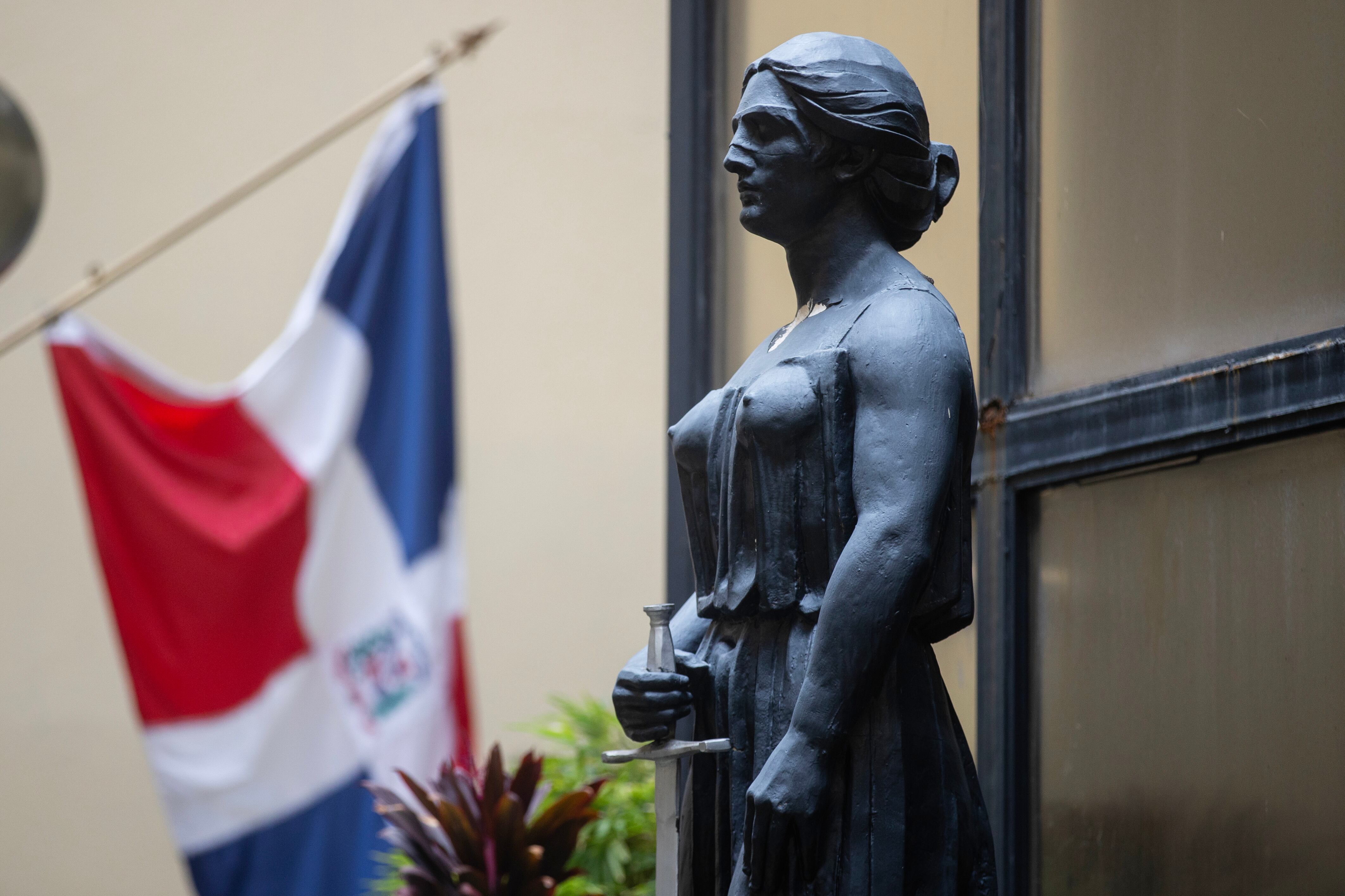 AME7041. SANTO DOMINGO (REPÚBLICA DOMINICANA), 18/06/2025.- Fotografía del Palacio de Justicia donde se lleva a cabo la audiencia de los propietarios de la discoteca Jet-Set Antonio Espaillat y su hermana Maribel este miércoles, en Santo Domingo (República Dominicana). Los propietarios de la discoteca donde se derrumbó el techo causando la muerte de 236 personas y heridas a más de 180, para quienes la Fiscalía pide prisión preventiva, esperan la decisión de la justicia. EFE/Orlando Barría