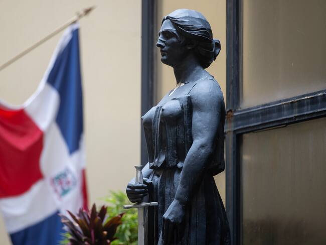 AME7041. SANTO DOMINGO (REPÚBLICA DOMINICANA), 18/06/2025.- Fotografía del Palacio de Justicia donde se lleva a cabo la audiencia de los propietarios de la discoteca Jet-Set Antonio Espaillat y su hermana Maribel este miércoles, en Santo Domingo (República Dominicana). Los propietarios de la discoteca donde se derrumbó el techo causando la muerte de 236 personas y heridas a más de 180, para quienes la Fiscalía pide prisión preventiva, esperan la decisión de la justicia. EFE/Orlando Barría