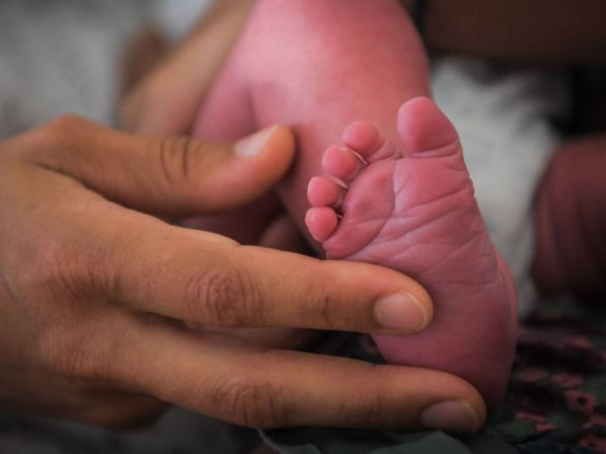 ¡Indignante! Bebé es lanzada por su padre por un abismo