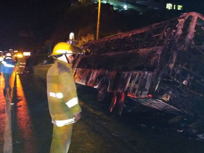 Encapuchados incineran bus en vías de Cundinamarca