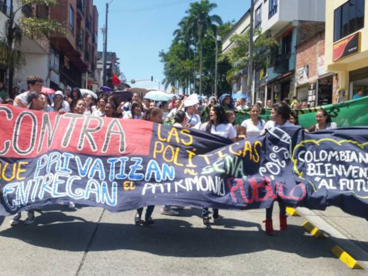 Siguen marchando aprendices y directivos del Sena