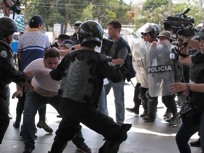 Policía ataca a manifestantes y periodistas que protestaban en Nicaragua