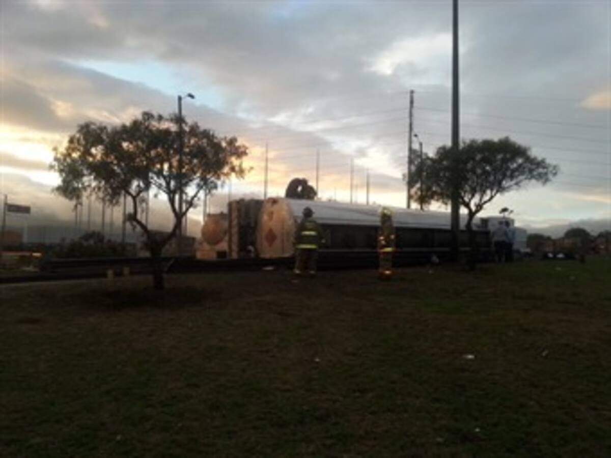 Permanece volcado carrotanque en el sector de Banderas