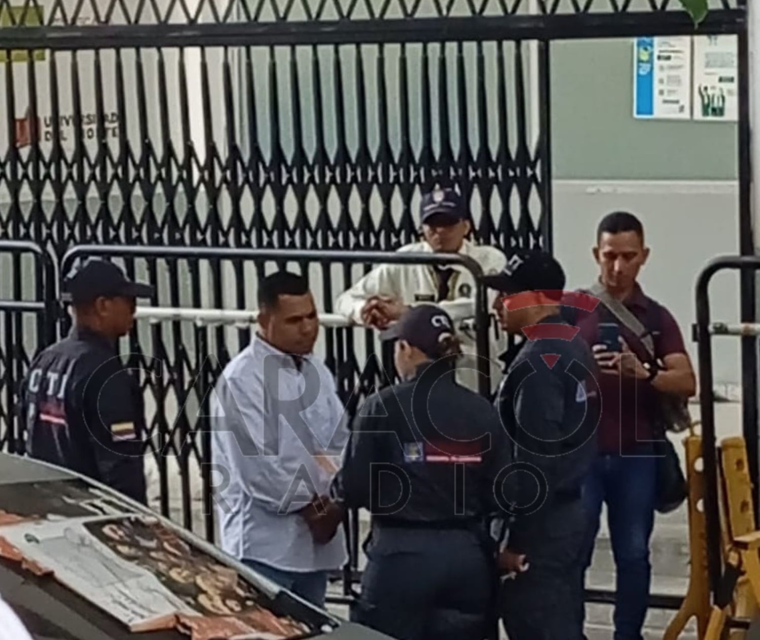 El concejal a las afueras de la URI. Foto: cortesía.