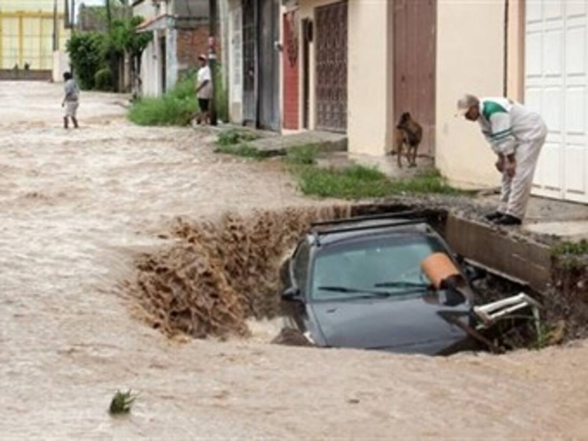 Gobierno trabaja para evacuar colombianos atrapados por tormentas tropicales en Acapulco