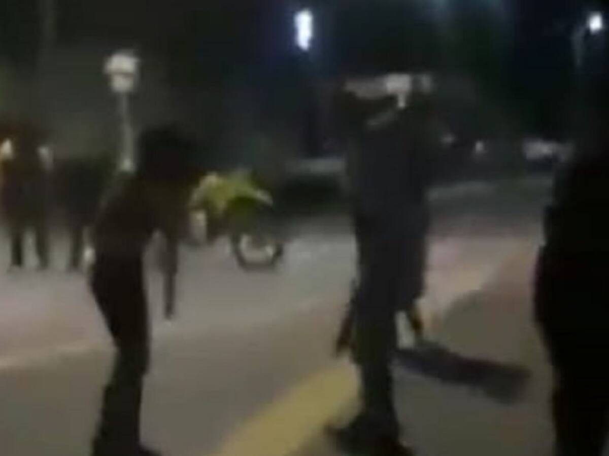 A correa un padre corrigió hija que participaba de manifestación en Armenia