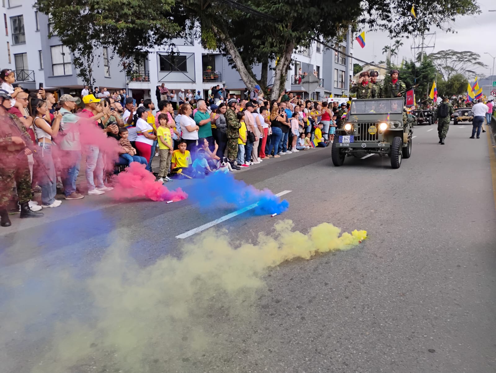 Colorido desfile militar del 20 de julio por las calles de Armenia, Foto: Adrián Trejos
