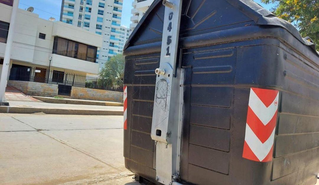 Los contenedores de basuras en Santa Marta ahora son de color negro