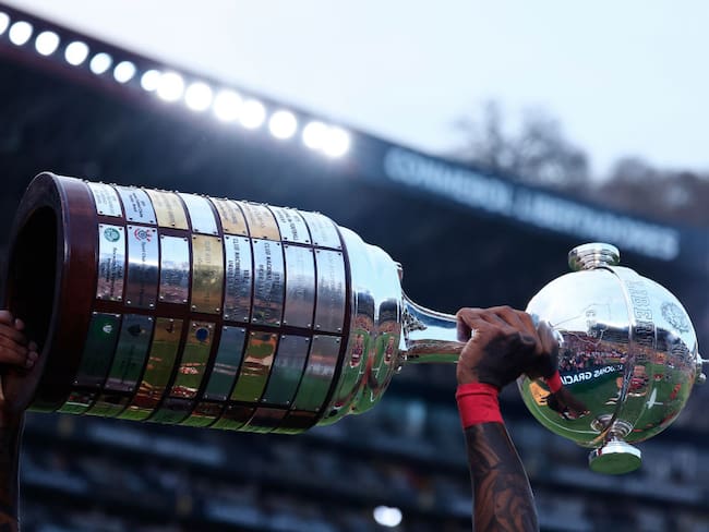 Trofeo de la Copa Libertadores. (Photo by Franklin Jacome/Getty Images)