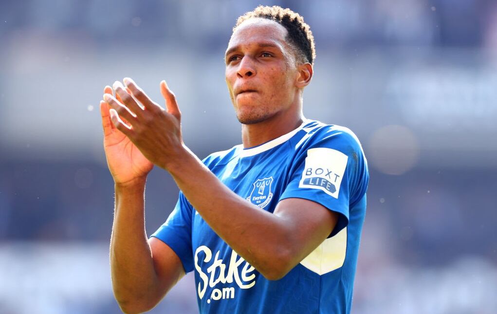 Yerry Mina saluda a la hinchada del Everton tras el partido contra Wolverhampton (Photo by Chris Brunskill/Fantasista/Getty Images)