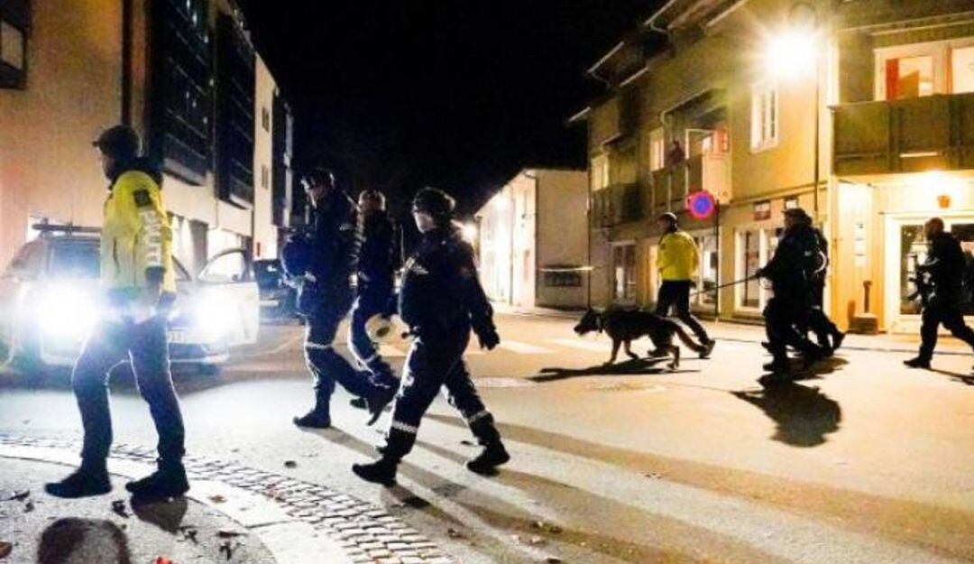 Autoridades noruegas hacen una ronda en la ciudad de Kongsberg.