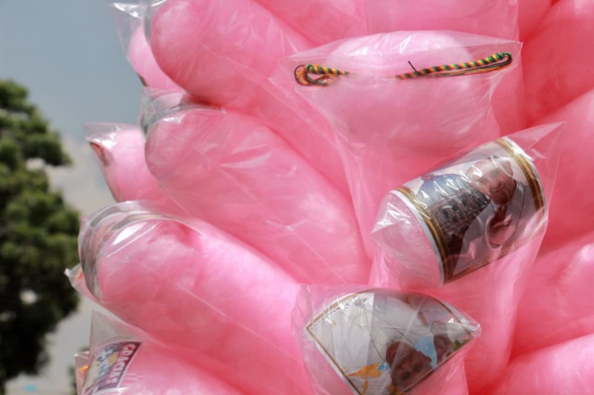 Mensajes del papa Francisco en algodones de azúcar 