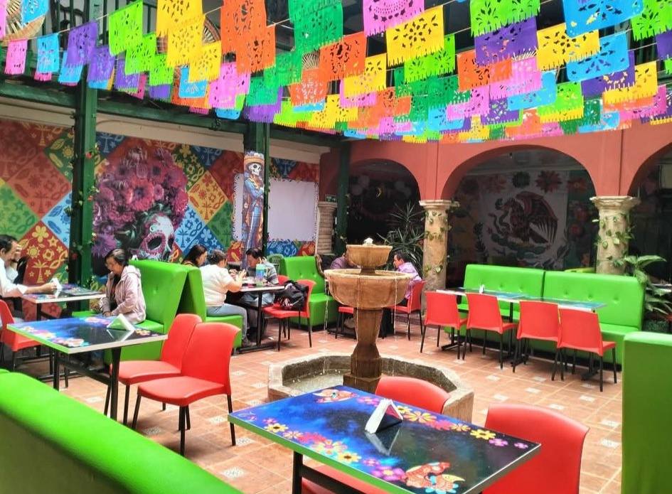 Según denuncias de gestores culturales, este espacio, que era utilizado para eventos literarios, exposiciones artísticas, recitales de poesía y talleres educativos, dejó de cumplir su propósito social y ahora se encuentra ocupado por un establecimiento comercial