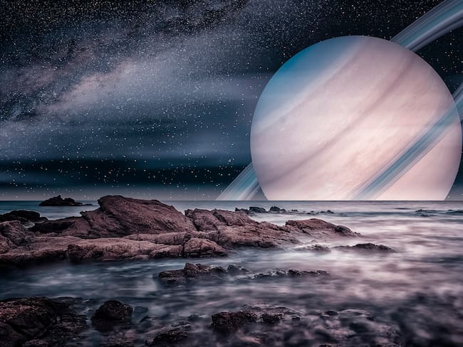 Saturn planet and Titan. Cortesía: Gettyimagenes