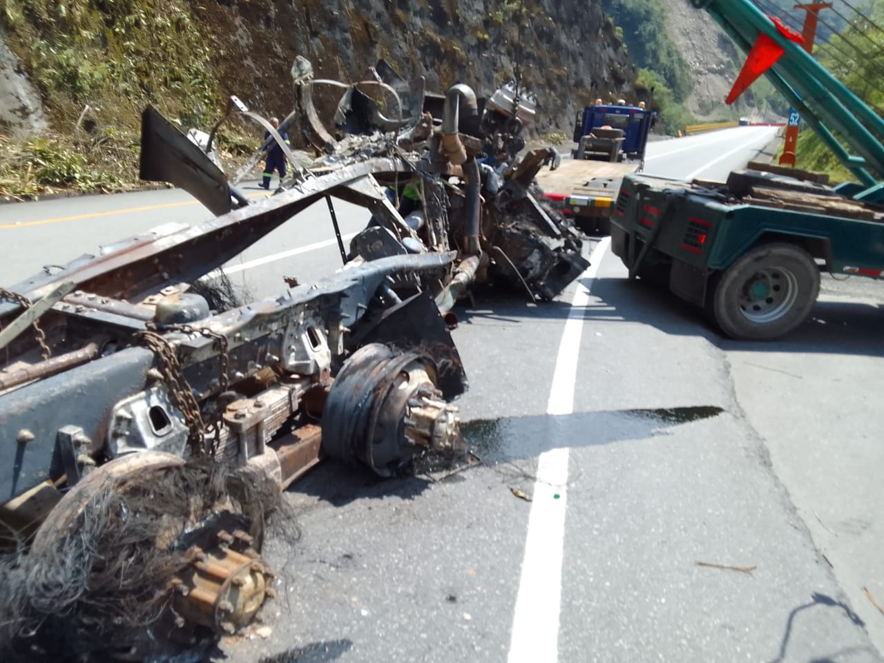 Restos del camión cisterna tras ser extraído del túnel de Quebrada Blanca