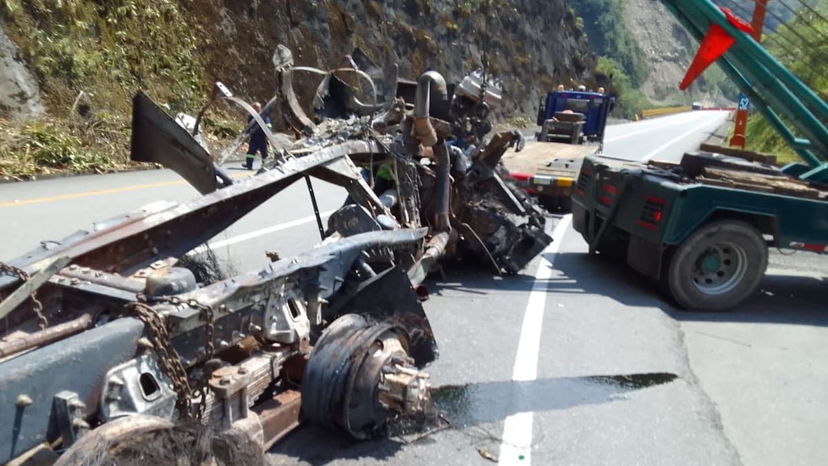 Tras 17 días, fueron retirados los restos del vehículo incinerado en túnel de Vía al Llano