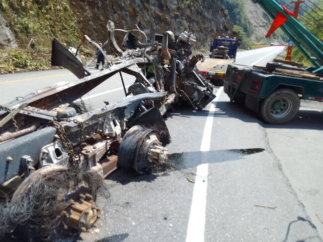 Restos del camión cisterna tras ser extraído del túnel de Quebrada Blanca