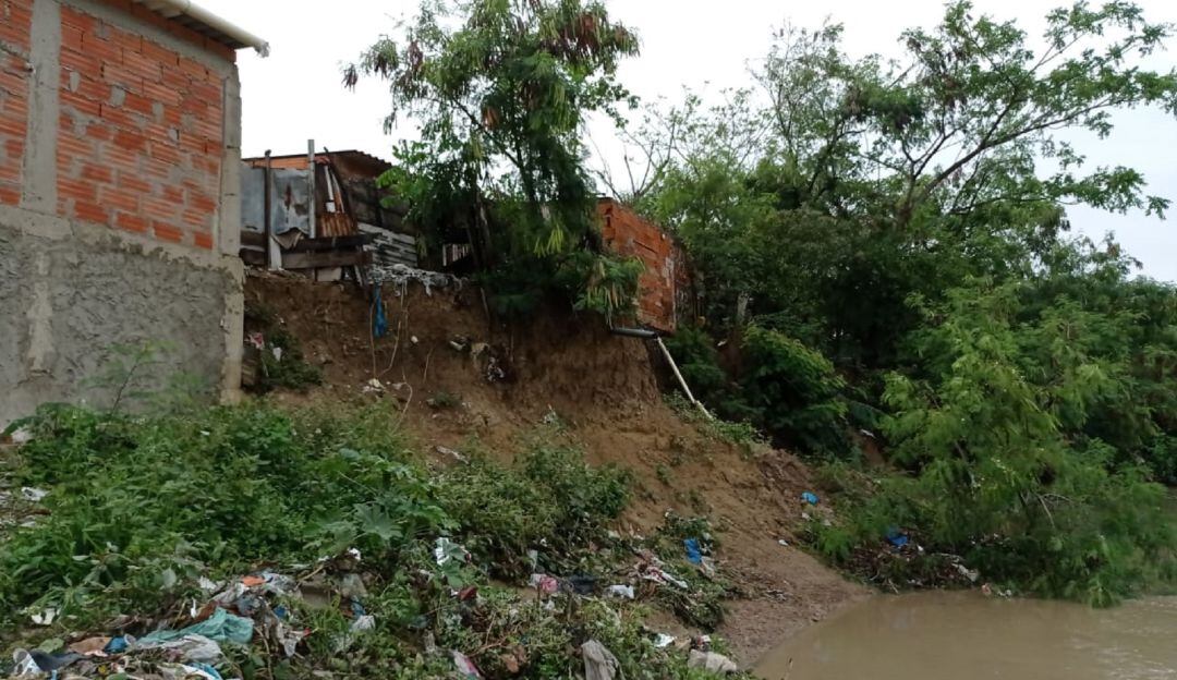 Viviendas en riesgo de colapsar junto al arroyo León