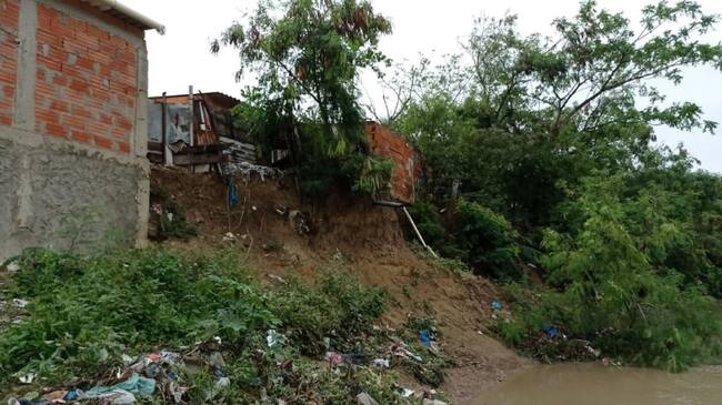 Viviendas en riesgo de colapsar junto al arroyo León