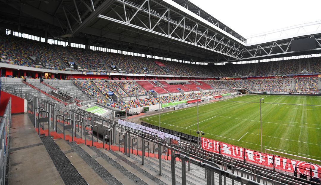 El estadio del Fortuna Düsseldorf, completamente vacío tras el anuncio de la suspensión de actividades.
