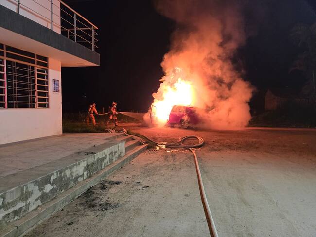 Choque vehicular deja dos vehículos incinerados en Pitalito