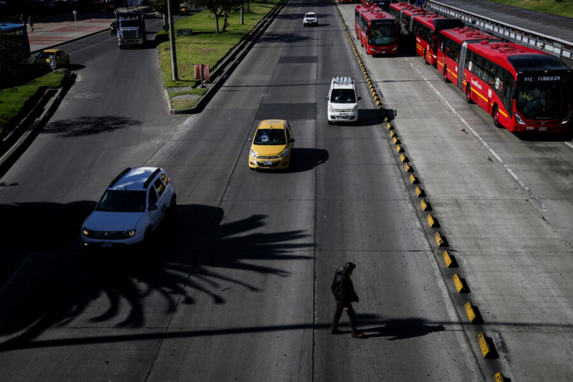 Ciudadanos se movilizan en bicicletas, vehículos eléctricos y transporte público en una nueva jornada de “Día Sin Carro y Sin Moto” en las calles del norte de la ciudad. (Colprensa - Mariano Vimos)