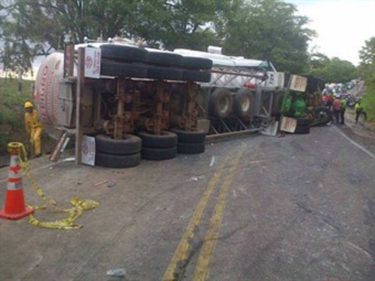 Reabren paso en vía del Magdalena Medio tras accidente que dejó 5 muertos