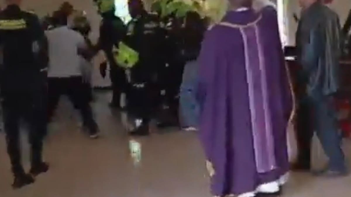Policía investiga riña entre uniformados y feligreses durante honras fúnebres en Puente Aranda