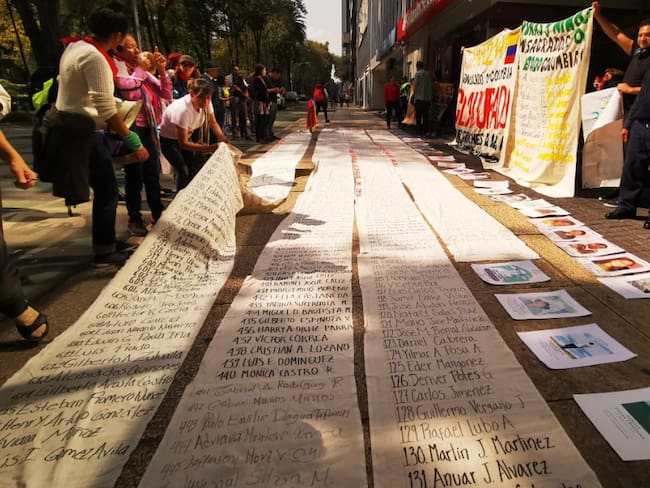 Con gigantesca pancarta manifestantes recuerdan a líderes asesinados