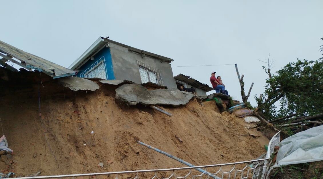 Al menos 40 viviendas están en riesgo por los deslizamientos ocasionados por las fuertes lluvias en Santa Bárbara. Foto: cortesía.
