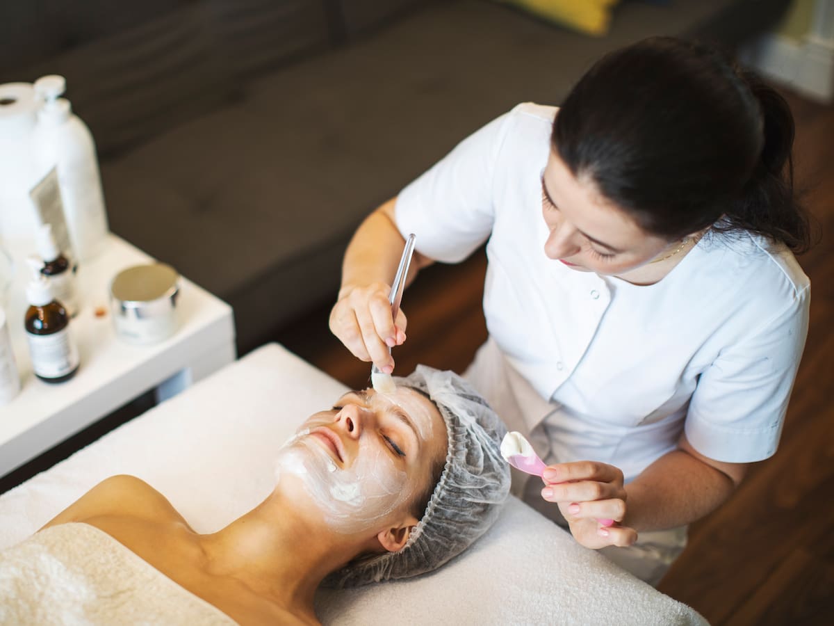 Cosmetología y Estética en el SENA: ¿de cuánto es el sueldo promedio de un cosmetólogo?