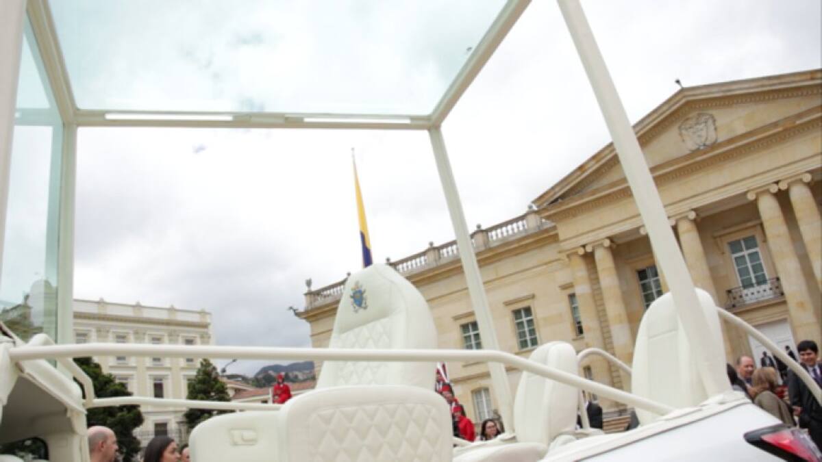 Al igual se presentó una estampilla conmemorativa, llena de color blanco y con el imagen de Santo Padre sonriendo.