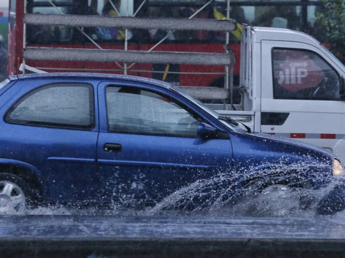 (Videos) Usuarios reportan inundaciones en varias partes de Bogotá