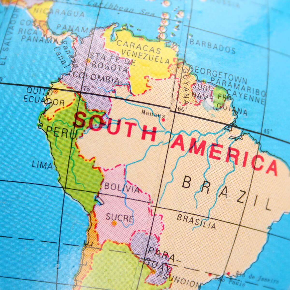 ¿Cuál es el único país de Sudamérica que cuenta con dos ciudades capitales?