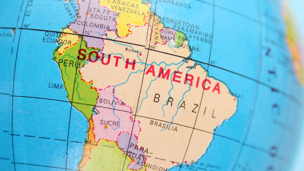 ¿Cuál es el único país de Sudamérica que cuenta con dos ciudades capitales?
