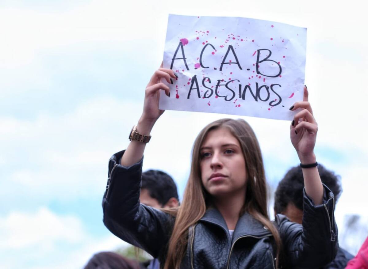 "Todos los policías son bastardos asesinos", lee el cartel de unos estudiantes.