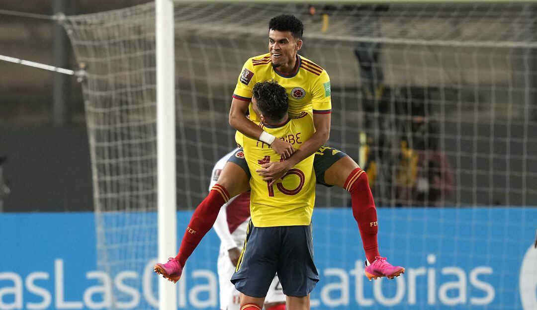 Luis Díaz celebrando su gol con Mateus Uribe ante Perú